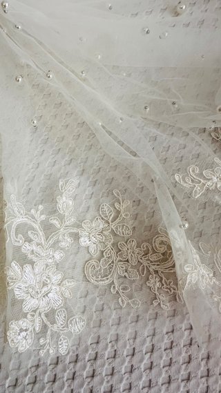Velo de novia de tul con encaje floral y perlas