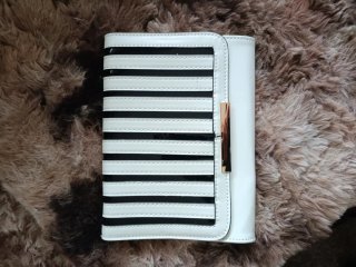 Cartera charol rayas blanco y negro