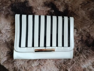 Cartera charol rayas blanco y negro