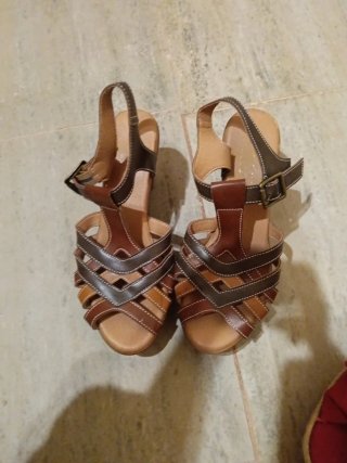 Sandalias de tacón marrón y beige