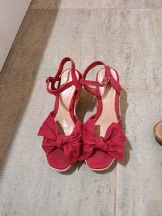 Sandalias de tacón marrón y beige