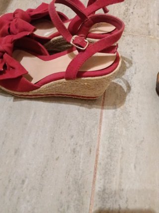Sandalias de tacón marrón y beige