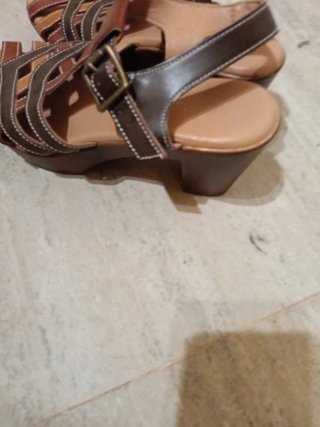 Sandalias de tacón marrón y beige