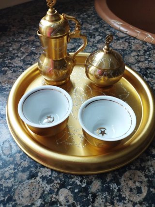 Cafetera y azucarero turco dorado