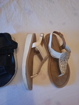 Sandalias negras y blancas talla 37