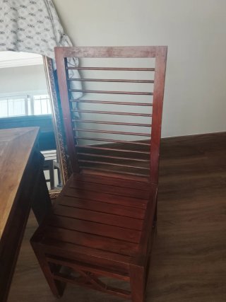 Mesa de comedor de madera con 4 sillas