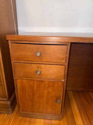 Escritorio de madera marrón