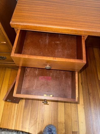 Escritorio de madera marrón