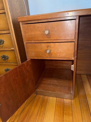 Escritorio de madera marrón