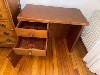 Escritorio de madera marrón