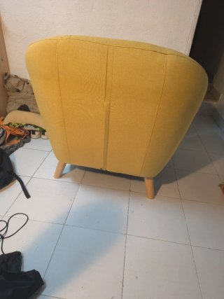 Sillón amarillo de tela