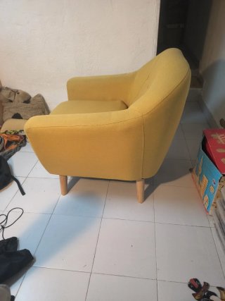 Sillón amarillo de tela