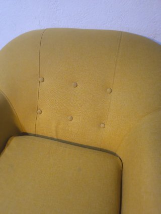 Sillón amarillo de tela
