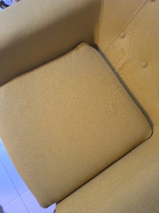 Sillón amarillo de tela