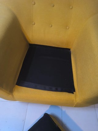 Sillón amarillo de tela