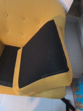 Sillón amarillo de tela