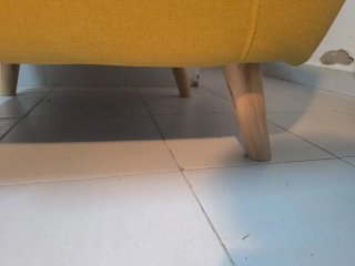 Sillón amarillo de tela