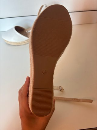 Sandalias de cuña tipo alpargata blancas. Talla 39