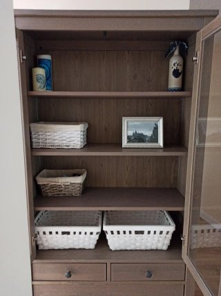 Vitrina HEMNES IKEA con 3 cajones