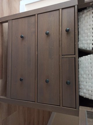 Vitrina HEMNES IKEA con 3 cajones