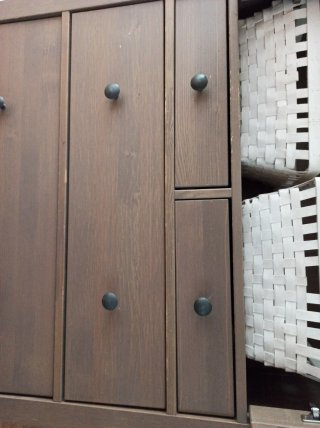 Vitrina HEMNES IKEA con 3 cajones