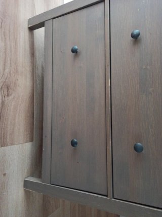 Vitrina HEMNES IKEA con 3 cajones