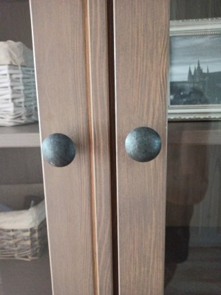 Vitrina HEMNES IKEA con 3 cajones