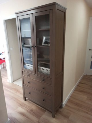 Vitrina HEMNES IKEA con 3 cajones