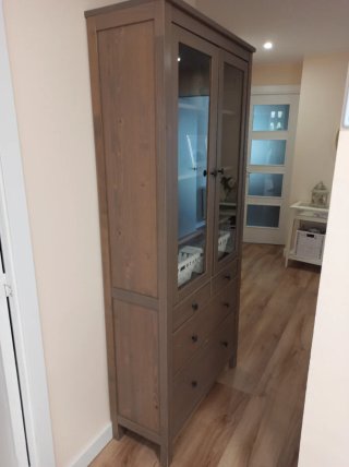 Vitrina HEMNES IKEA con 3 cajones