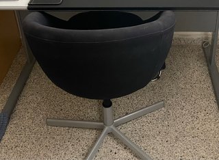 Silla de escritorio negra y gris