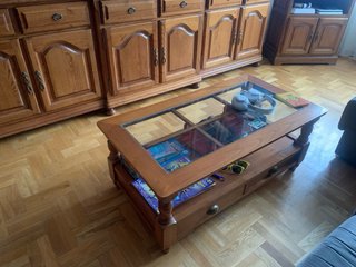 Mueble de madera con vitrina y TV