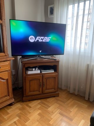 Mueble de madera con vitrina y TV