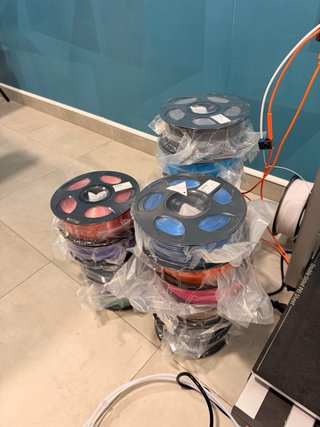 Impresora 3D y filamentos.