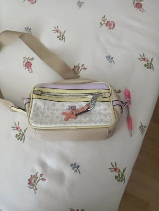 Bolso bandolera beige y rosa con charm
