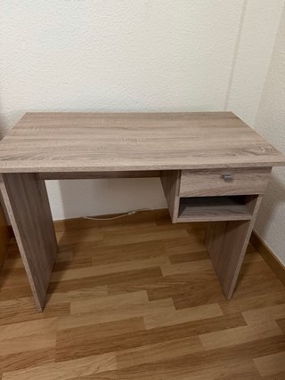 Escritorio de madera color beige y marrón