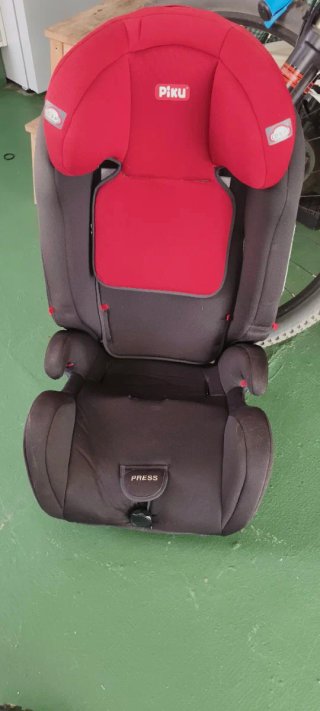 Silla de coche Piku roja y negra