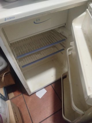 Nevera pequeña Edesa operativa