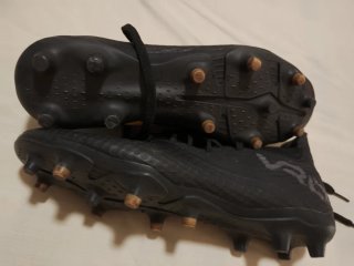 Botas de fútbol negras y amarillas