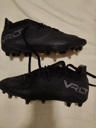 Botas de fútbol negras y amarillas