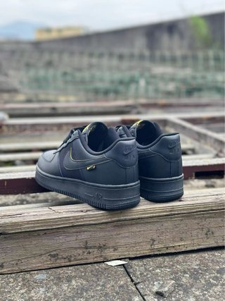 Nike Air Force 1 Negro/Amarillo