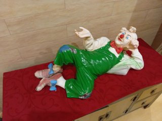 Figura payaso tumbado
