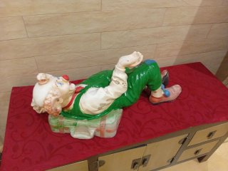 Figura payaso tumbado