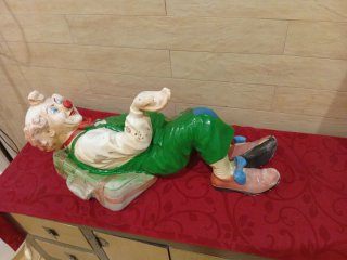 Figura payaso tumbado