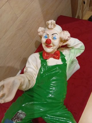 Figura payaso tumbado