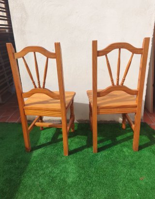 Pareja de sillas de madera maciza
