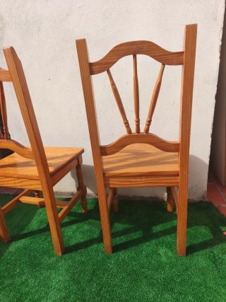 Pareja de sillas de madera maciza