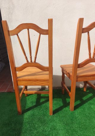 Pareja de sillas de madera maciza