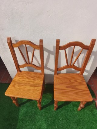 Pareja de sillas de madera maciza