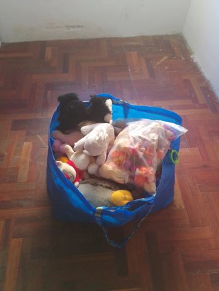 Bolsa de peluches y muñecas variadas