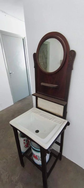 Lavabo antiguo madera y cerámica